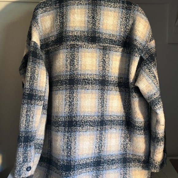 Beautiful coat for cold nights - Picture 4 of 4